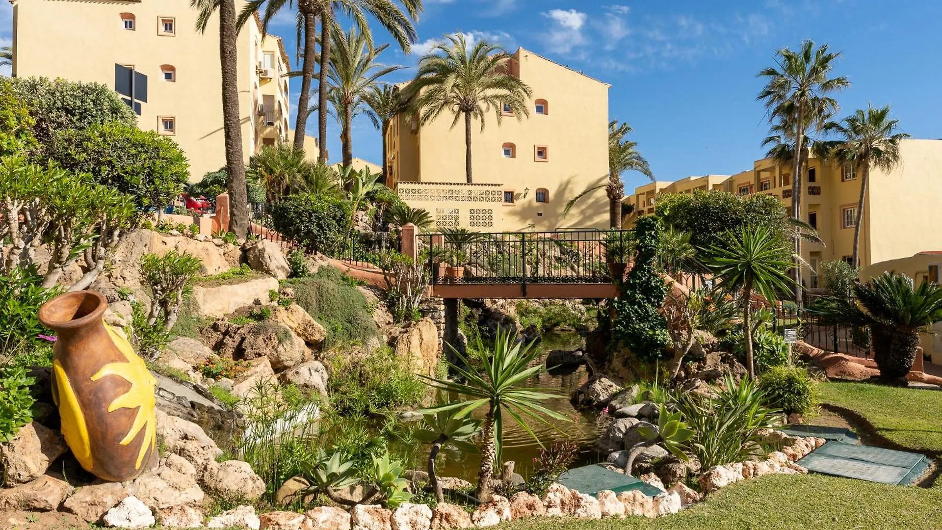 Apartment Estudio A Pie De Playa By Holidays2Rent Sitio de Calahonda Spain